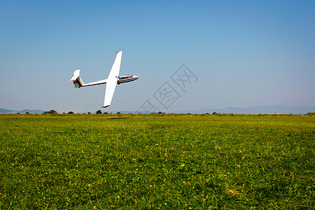 滑翔机在蓝天上飞翔闲暇冒险控制乐趣时间蓝色飞行孤独航班溪流图片