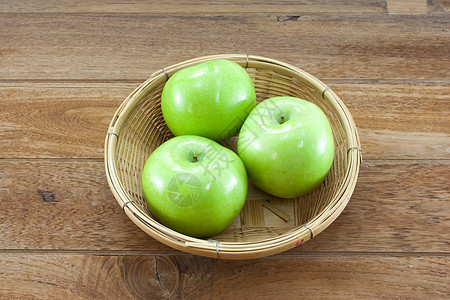 篮子上3个绿苹果图片