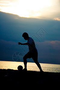 海滩足球阴影情感运动天空男人太阳摄影背景图片