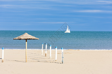 在的海滩上晒太阳旅行海岸假期海景支撑遮阳棚世界孤独外观阳伞图片