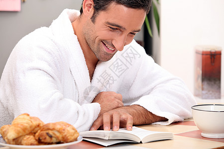 男人看书吃早餐图片