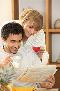 一起喝咖啡 一起看报纸的一对夫妇图片