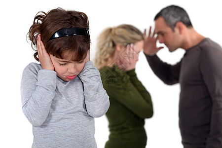 女儿与争吵的父母站在一起图片