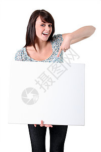 开心的女士指着空白板图片
