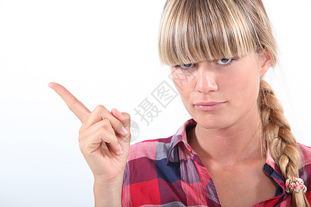 女人指着她的手指女士批评头发边缘编织异议警告不满金发纠纷图片