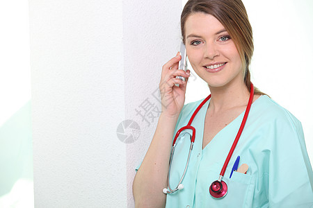 护士在电话上微笑女士呼唤女性药品助手棕色白色蓝色头发医院图片