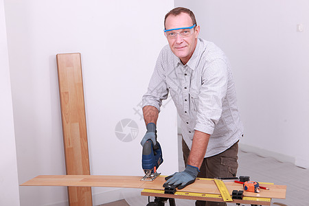 男人切削地板图片