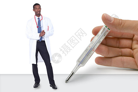 黑色医生 巨型白手躺在桌子上 将温度计放在他身旁图片