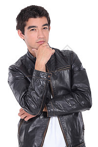 一名穿皮夹克的青年男子肖像男人服装夹克工作室黑发自行车坏小子皮革思维摩托车图片