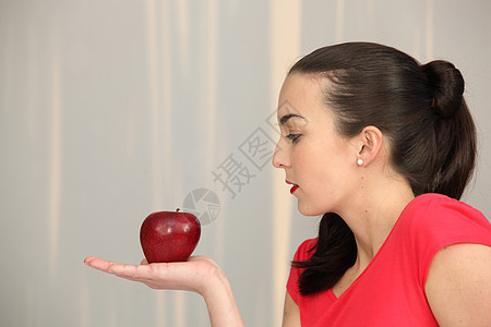 持有红苹果的妇女青年卫生食物美丽果实果味女孩蔬菜饮食女性图片
