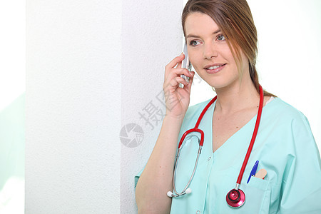 护士在电话上微笑白色女性女士工人医院呼唤棕色诊所头发眼睛图片