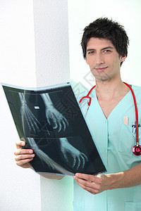 医生看X光放射科诊断实习生诊所苦恼预后医院男人医疗专业图片