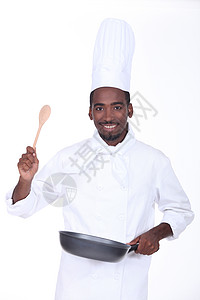 用锅和木勺的厨师图片