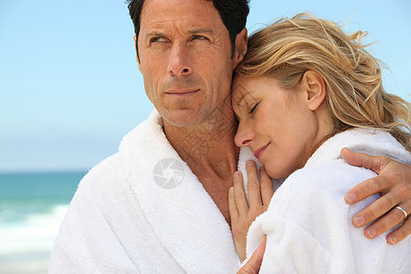 海滩上的情侣已婚水疗男人海洋幸福健康长袍空气微笑拥抱图片