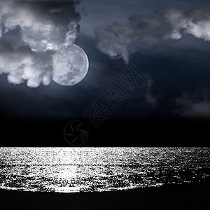美丽的满月在阴云后面图片