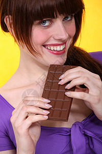 美丽的黑褐色美人 敲碎巧克力棒图片