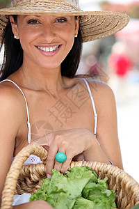 女人在市场上买菜蔬菜情感开支老年消费者食物水果女士检查经济图片