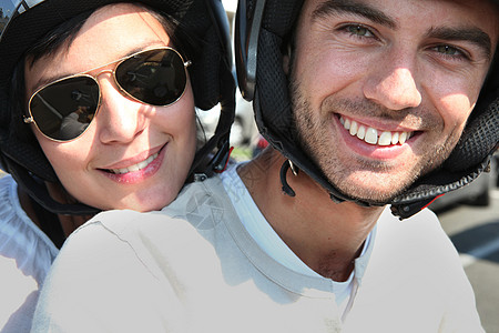 一对夫妇骑着他们的摩托车图片