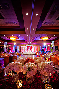印度婚礼的装饰舞厅桌子宴会接待用餐餐厅紫色装饰品食物蜡烛午餐图片