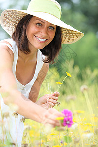 妇女在田间采花图片