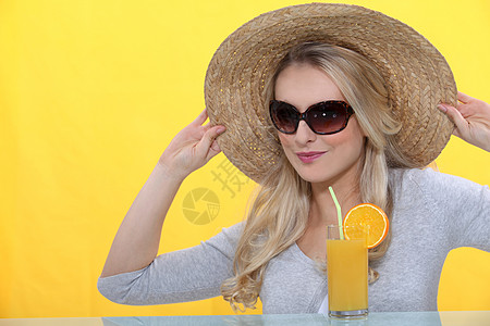 戴草帽的妇女稻草金发轮缘果汁玻璃帽子白色头发微笑假期图片