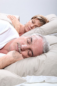 睡在床上的夫妇婚床床单衬衫睡眠夫妻伙伴眼睛噪音羽绒被结婚图片