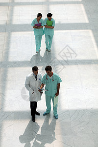 工作人员情况沿走廊行走的医院工作人员背景