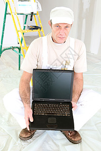 装配带有空白屏幕的笔记本电脑的装饰器背景图片