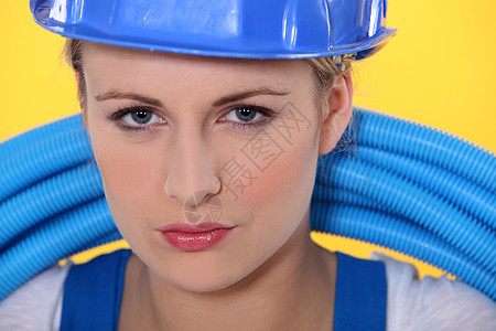女性水管工持有管道劳动力建筑工作梯子软管工人扳手机械维修卫生图片