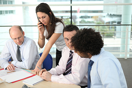 讨论一个项目的同僚职场商务窗户职业验证文件夹玻璃软垫合作领带图片