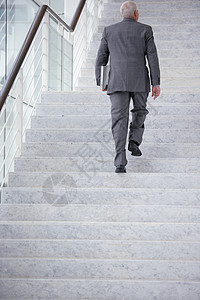 上楼的商务人士职业劳动力脚步成功进步人士商业栏杆梯子男性图片