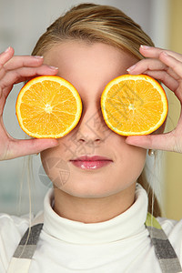 使用橙色作为眼睛的年轻女子图片