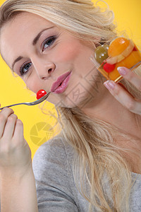 金发女人吃水果沙拉混合物小吃幸福营养女性化便饭微笑玻璃早餐灰色图片