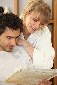 年轻夫妇在看早报时图片