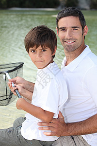 父亲和儿子帮凶孩子娱乐闲暇空闲男人幸福钓鱼感情家庭图片