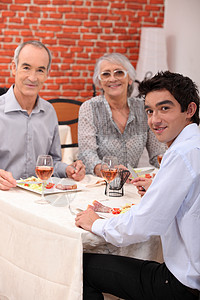 祖父母和孙子孙子在餐厅吃饭图片