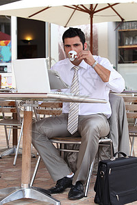 商务人士在露台喝咖啡的休息时间图片