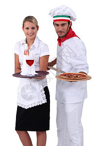 站在酒女服务员旁边的比萨饭厨师图片
