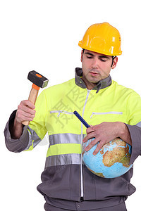 在全球使用锤子和铲子的人背景图片