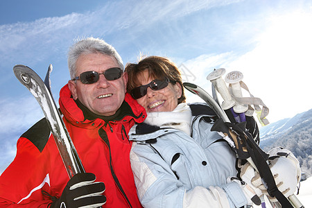 成人滑雪夫妇相机老年退休水平夫妻人员雪服女士假期男人图片