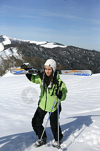 年轻妇女携带滑雪鞋图片