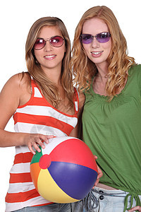 演播室拍摄 两个女朋友与沙滩球图片