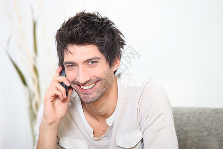 黑人打电话来电话男人男性微笑灰色飞机头发衬衫讲话沙发图片