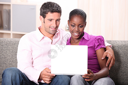 夫妇在看笔记本电脑屏幕图片