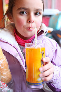 小女孩用吸管喝果汁图片