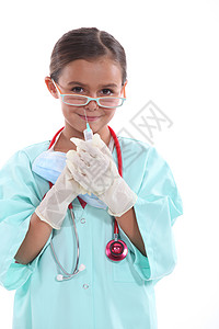 身着护士服装的女孩新手注射器脖子大衣微笑孩子安全姿势手套太阳镜图片