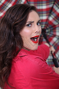 带伞的苏格兰妇女女孩手势嘴唇女人好奇心格子盖红色黑发爆破头发图片