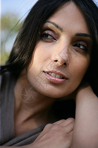 年轻妇女肖像棕色黑色化妆品女孩眼睛情感魅力嘴唇黑发女士图片