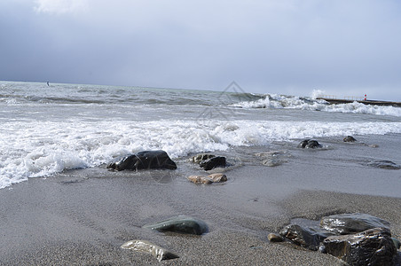 笼罩着神秘的黑海灰色天空舞会海浪绿色石头地平线风暴海岸假期图片