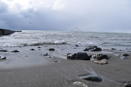 笼罩着神秘的黑海多云海浪绿色天空假期舞会海岸风暴地平线灰色图片